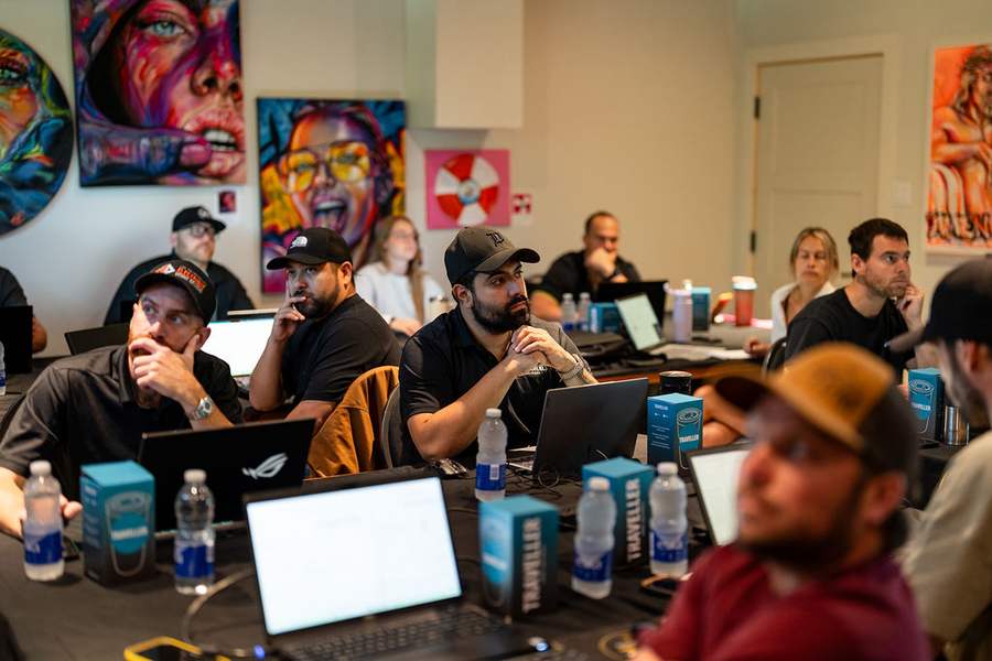 Participants attentifs pendant une présentation de l'atelier