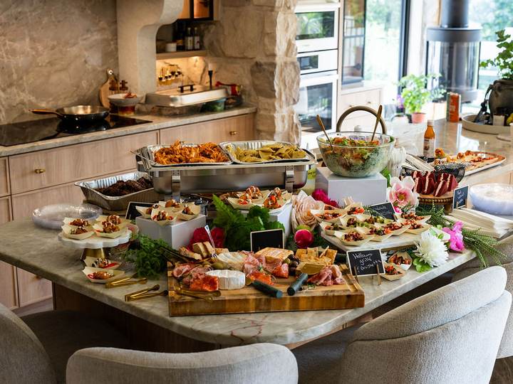 La table de repas préparée sur place pour les participants