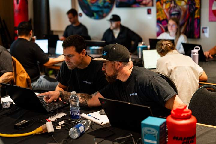 Deux entrepreneurs qui travaillent ensemble sur leur clone