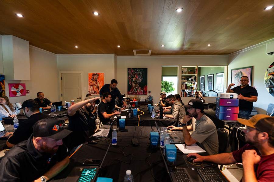 La salle d'atelier remplie d'entrepreneurs devant leurs portables
