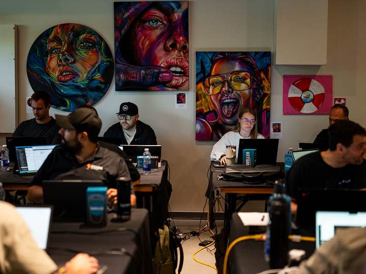 Des entrepreneurs de la construction au travail dans la salle